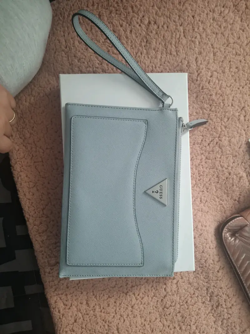 Cartera de mano Guess azul claro con correa - 1