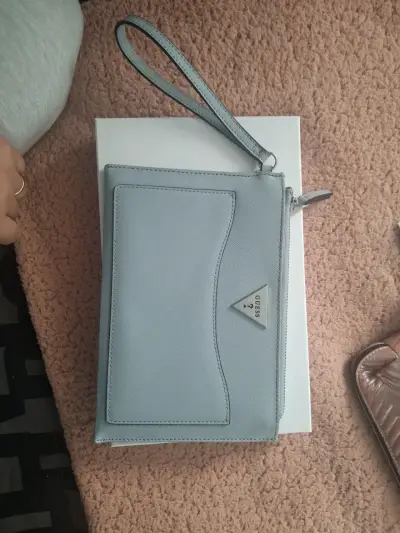 Cartera de mano Guess azul claro con correa - miniatura 1