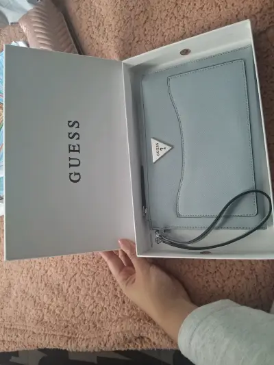 Cartera de mano Guess azul claro con correa - miniatura 2
