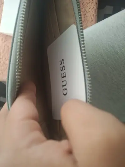 Cartera de mano Guess azul claro con correa - miniatura 3