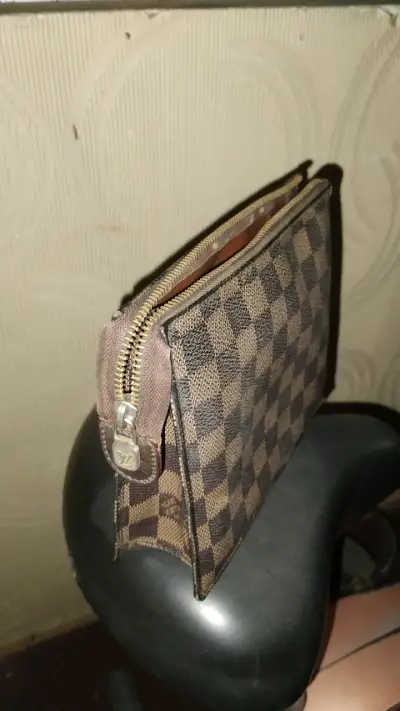 Cartera de mano con diseño a cuadros Lv - miniatura 1