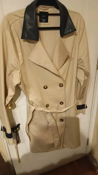Abrigo beige con cuello negro y cinturón - miniatura 1