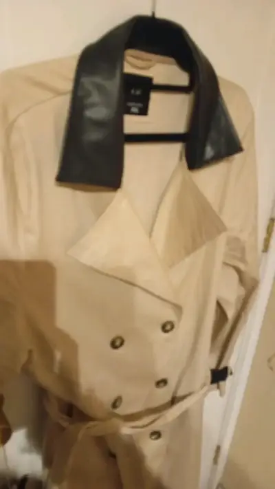 Abrigo beige con cuello negro y cinturón - miniatura 2