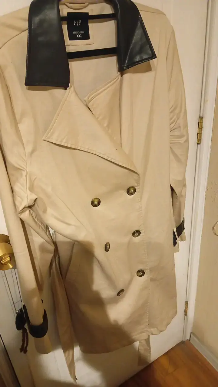 Abrigo beige con cuello negro y cinturón - 3