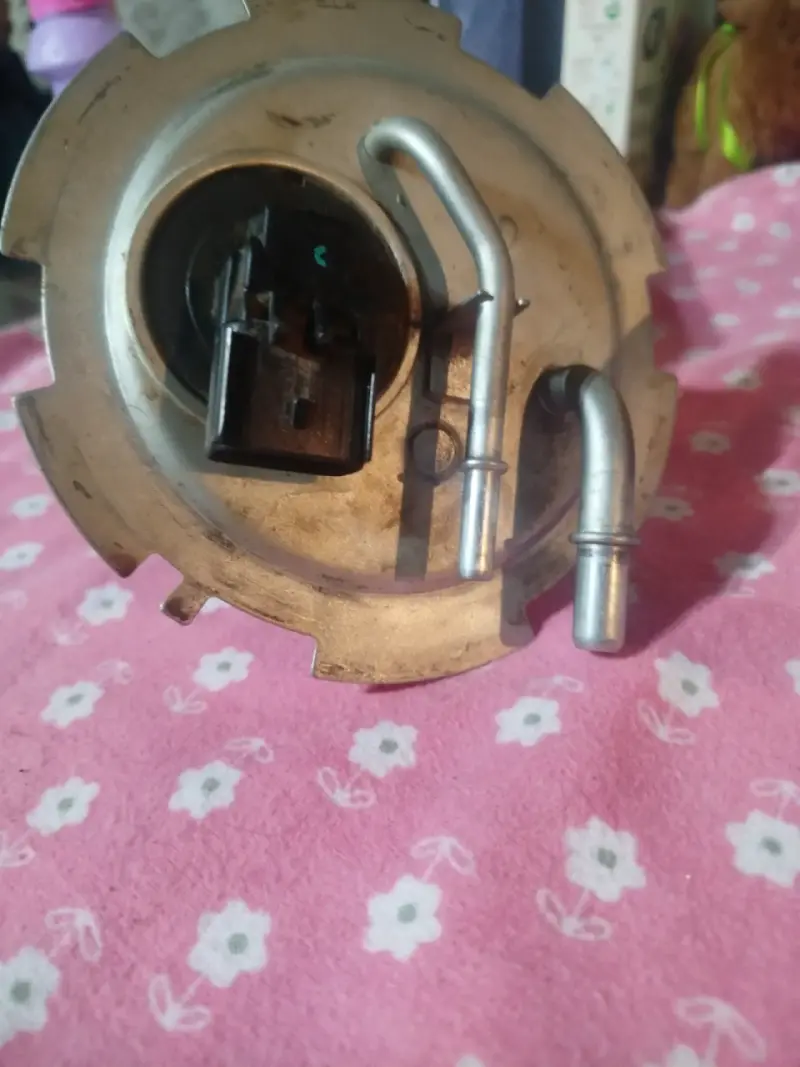 Bomba de combustible para auto usada - 2