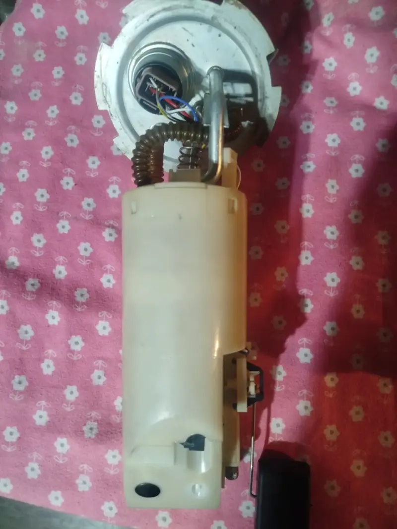 Bomba de combustible para auto usada - 3