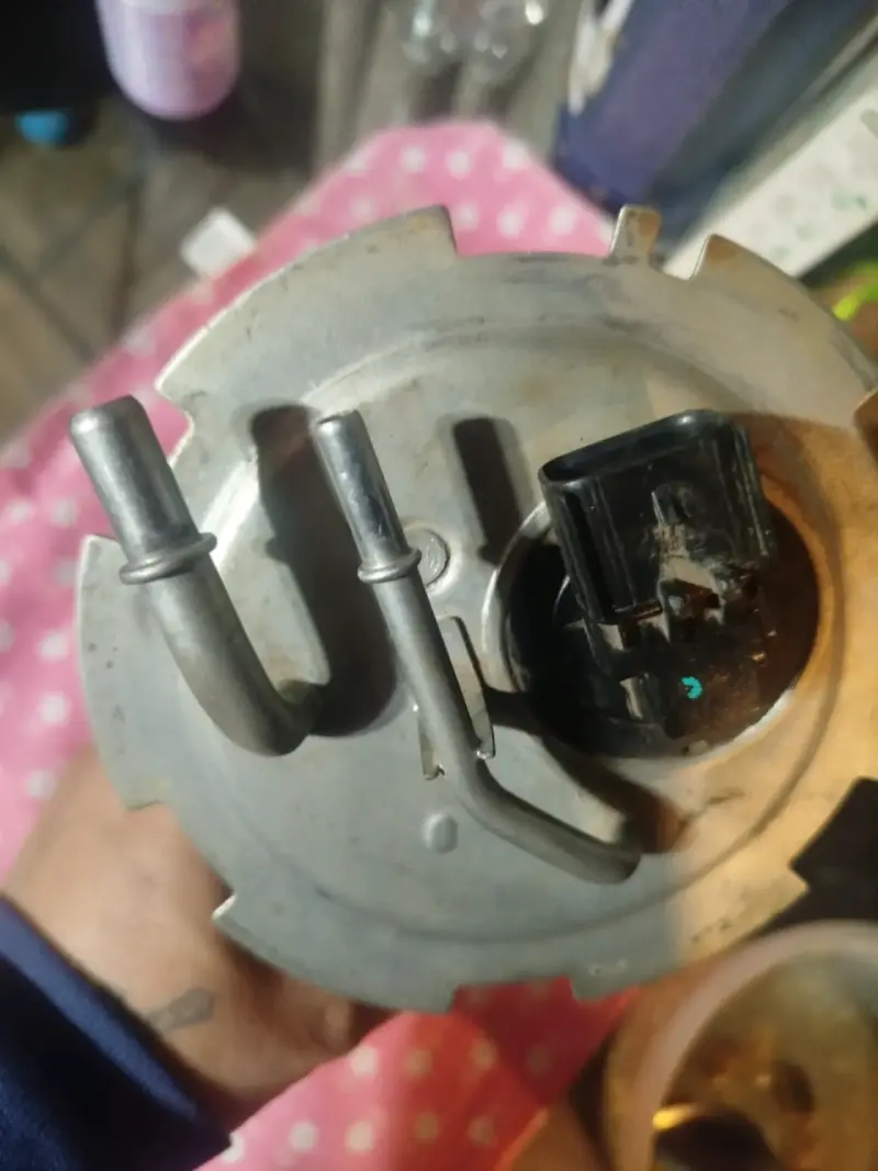 Bomba de combustible para auto usada - 5