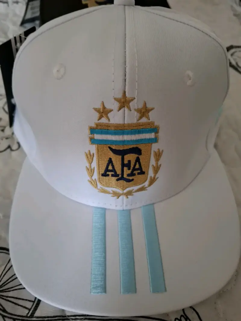 Gorra negra y blanca AFA con diseño bordado - 3
