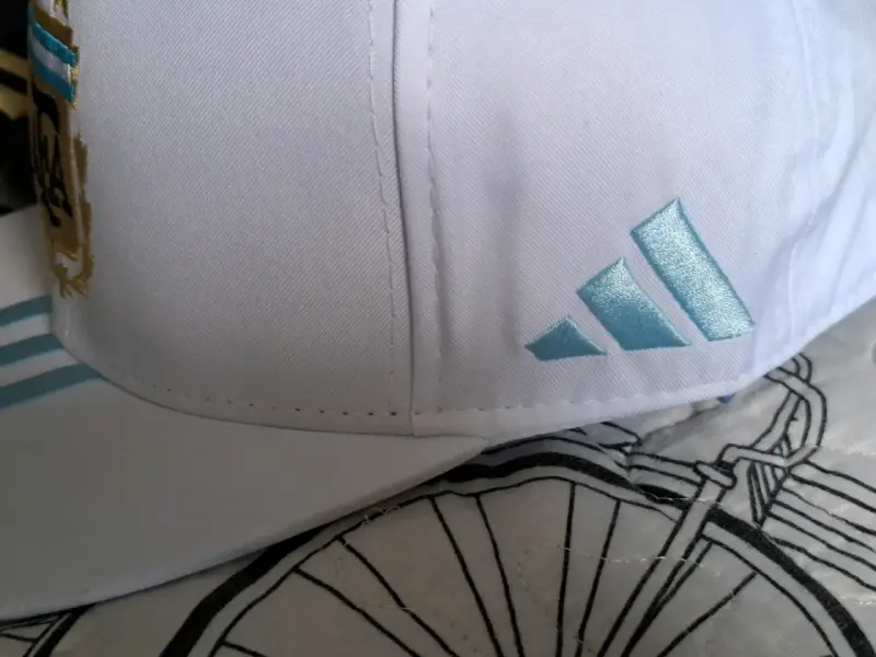 Gorra negra y blanca AFA con diseño bordado - 4