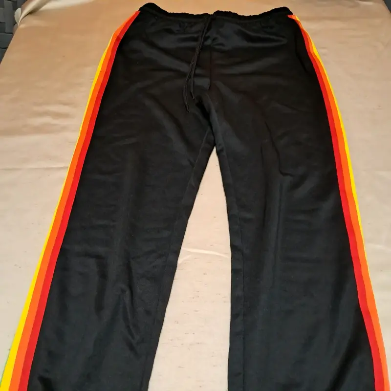 Pantalones deportivos negros con franjas arcoíris - 1