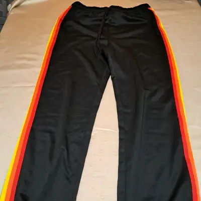Pantalones deportivos negros con franjas arcoíris - miniatura 1
