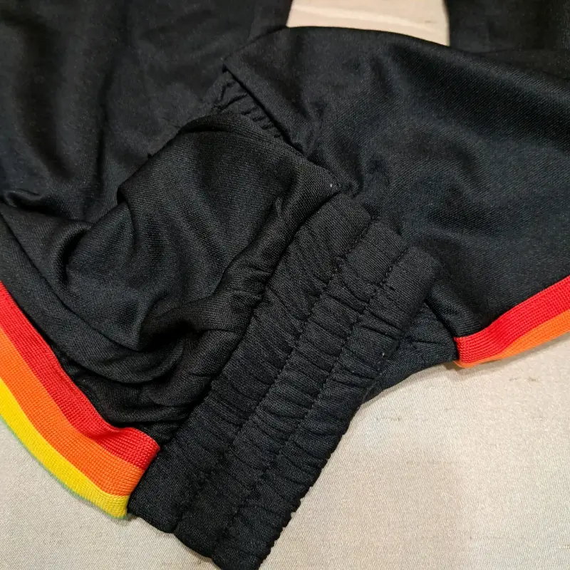 Pantalones deportivos negros con franjas arcoíris - 2