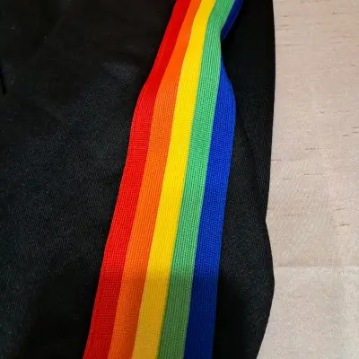 Pantalones deportivos negros con franjas arcoíris - miniatura 3