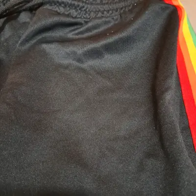 Pantalones deportivos negros con franjas arcoíris - miniatura 4