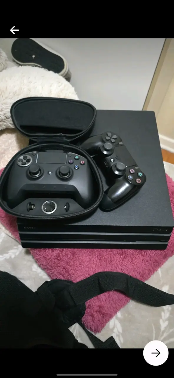 Consola PS4 Pro con dos controles