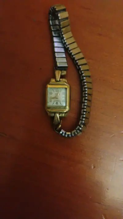 Reloj vintage dorado con pulsera ajustable - miniatura 1