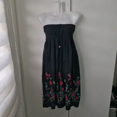 Vestido negro con bordado floral bohemio - miniatura 1