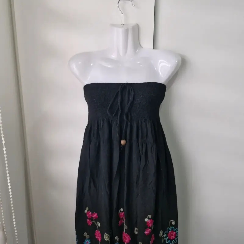 Vestido negro con bordado floral bohemio - 2