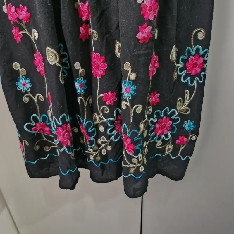 Vestido negro con bordado floral bohemio - 3