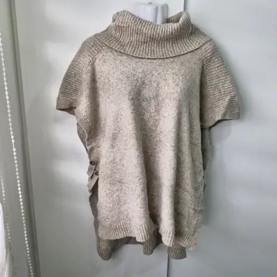 Poncho de lana beige con cuello alto - miniatura 1