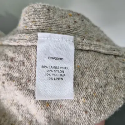 Poncho de lana beige con cuello alto - miniatura 2