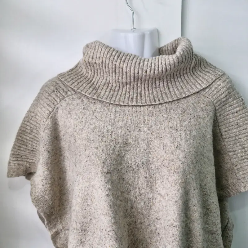 Poncho de lana beige con cuello alto - 3
