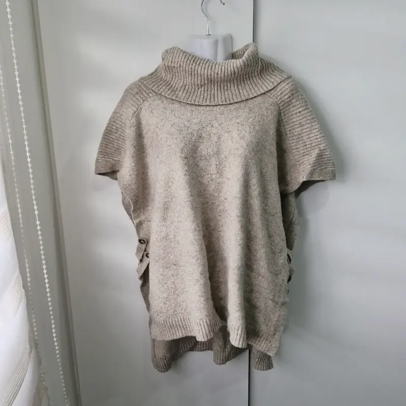Poncho de lana beige con cuello alto - 4
