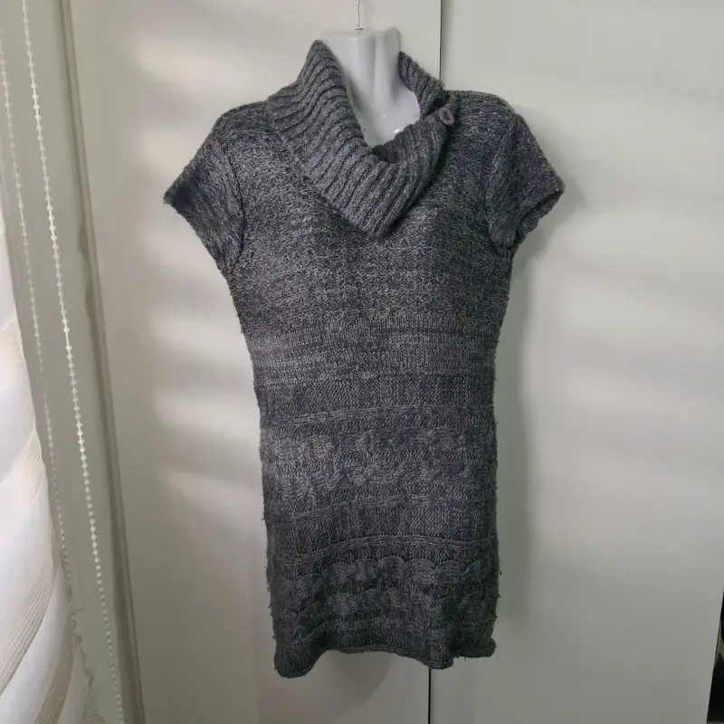 Vestido de punto gris con cuello alto - 1