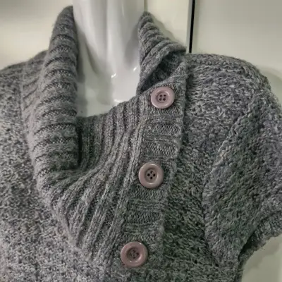 Vestido de punto gris con cuello alto - miniatura 2