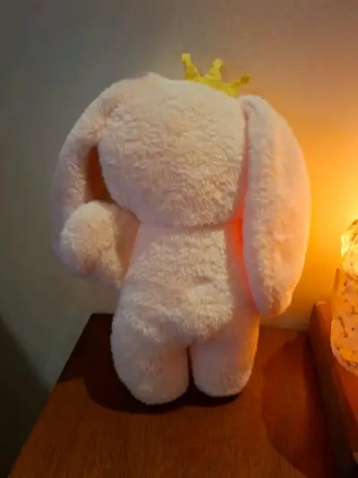 Peluche conejo con corona y moño azul - miniatura 2
