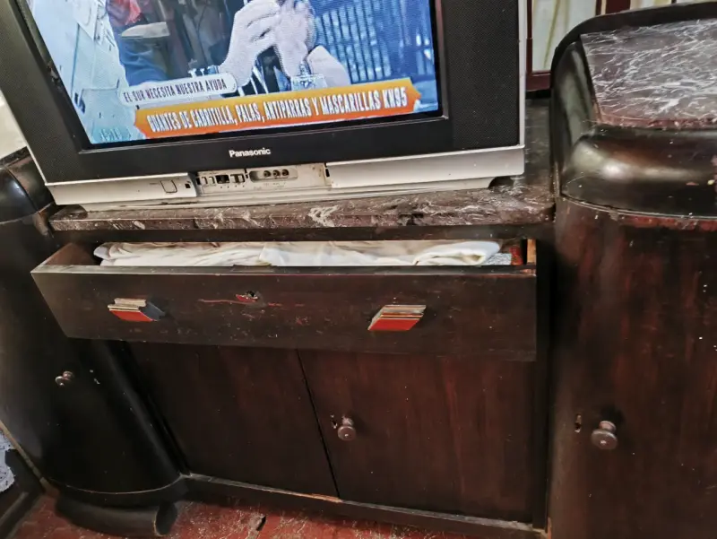 Mueble de TV vintage con cajones y puertas - 1