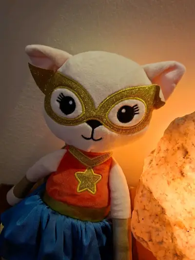 Peluche de gato superhéroe con capa dorada - miniatura 1