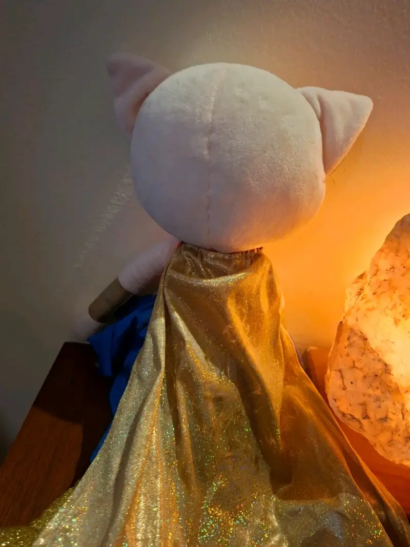 Peluche de gato superhéroe con capa dorada - 2