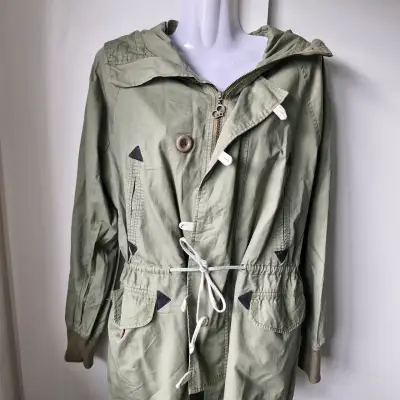 Parka verde militar con capucha y cierre - miniatura 2