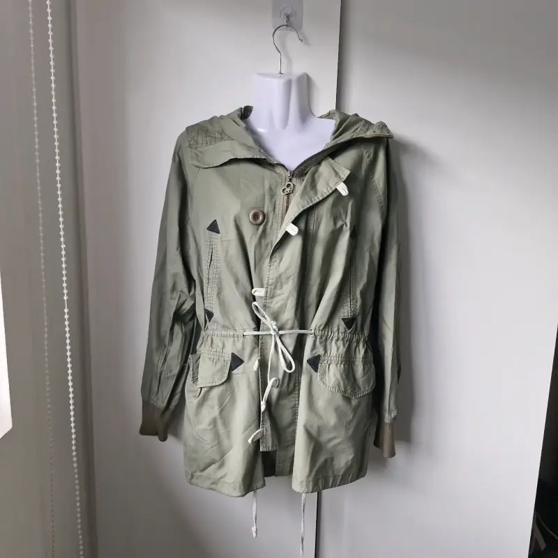 Parka verde militar con capucha y cierre - 3