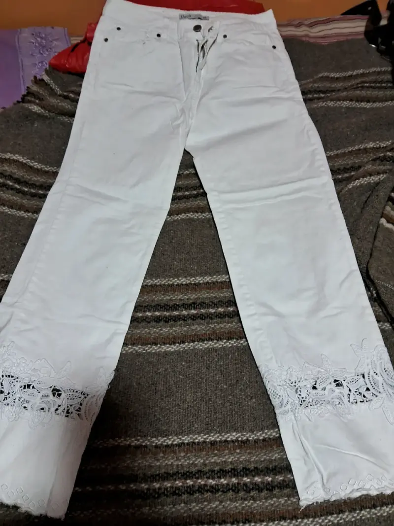 Pantalones blancos con encaje para mujer
