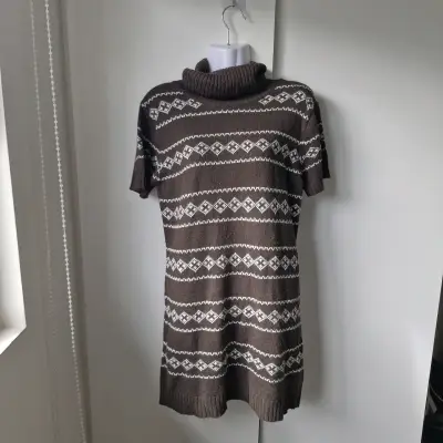 Suéter de lana marrón con cuello alto y diseño geométrico - miniatura 2
