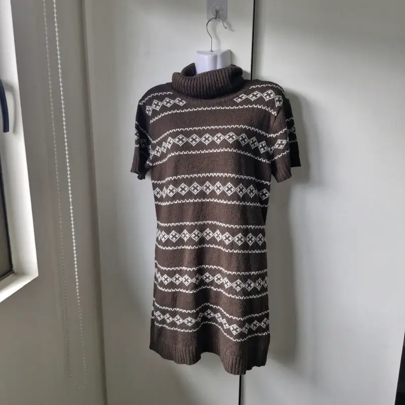 Suéter de lana marrón con cuello alto y diseño geométrico - 3