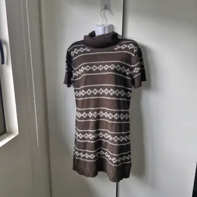 Suéter de lana marrón con cuello alto y diseño geométrico - miniatura 3