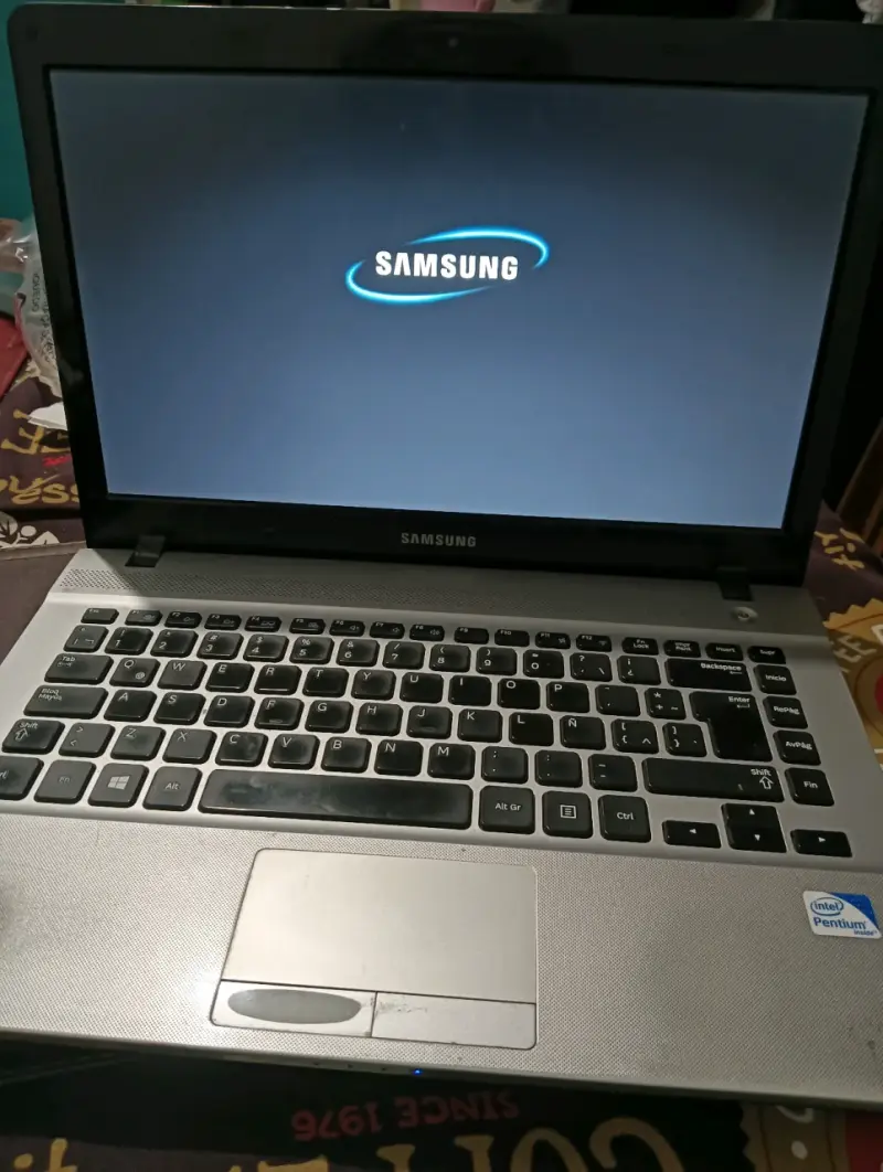 Laptop Samsung con Intel Pentium en buen estado - 1