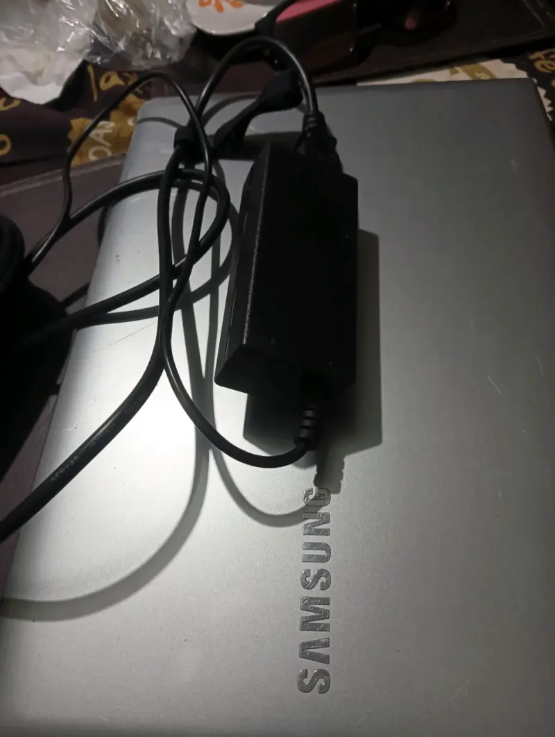 Laptop Samsung con Intel Pentium en buen estado - 4