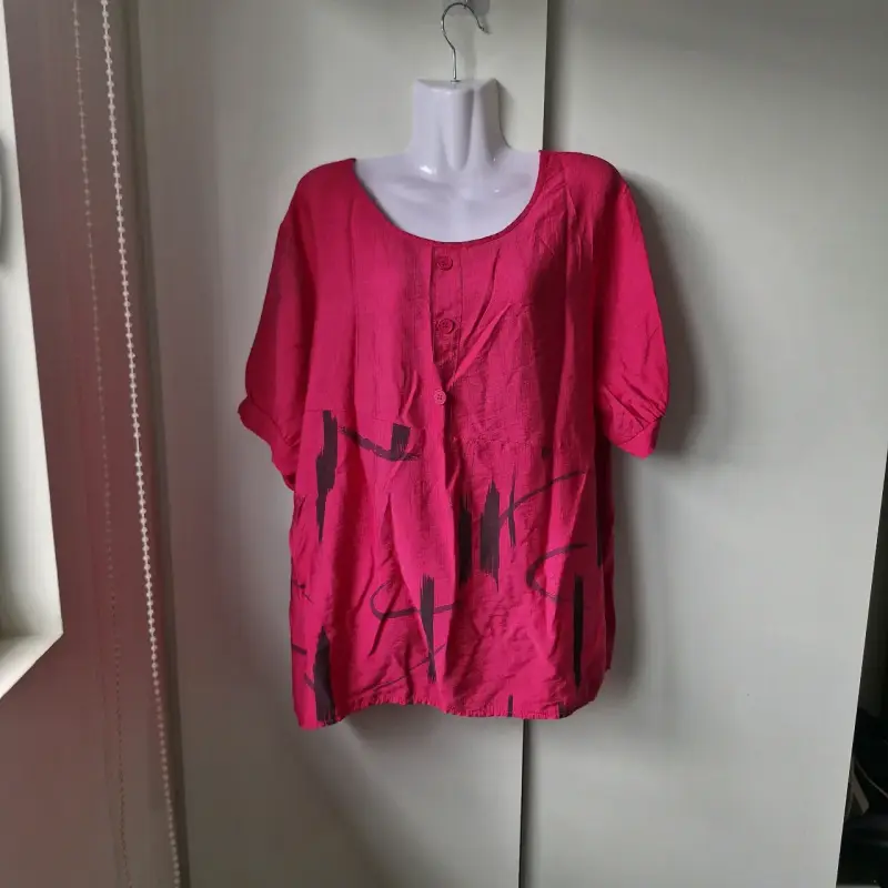 Blusa suelta fucsia con diseño abstracto - 1