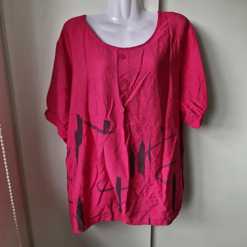Blusa suelta fucsia con diseño abstracto - 2