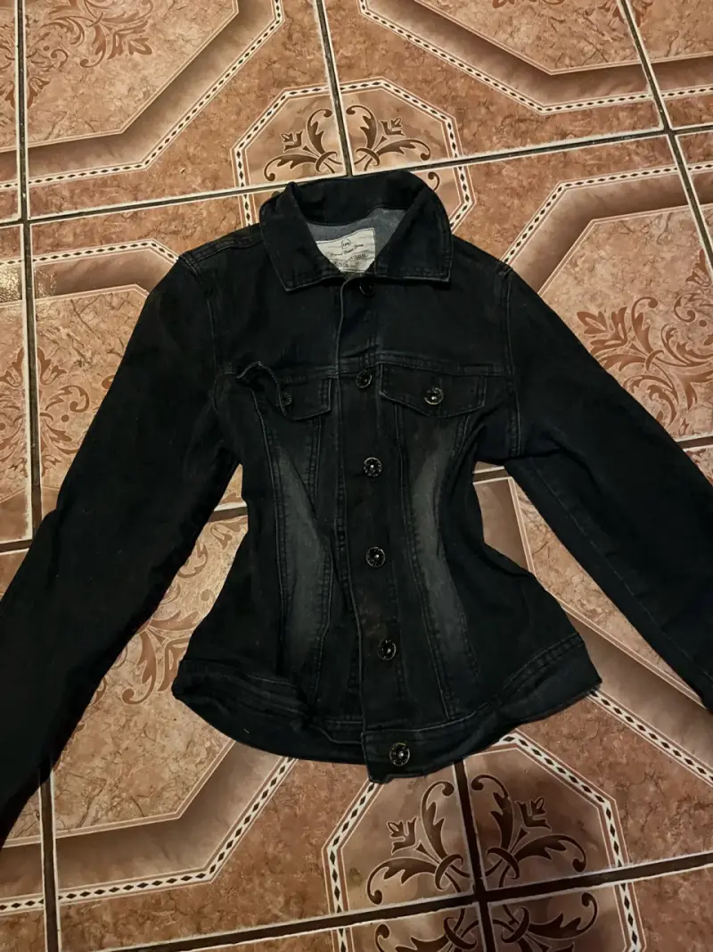 Chaqueta de mezclilla negra para mujer