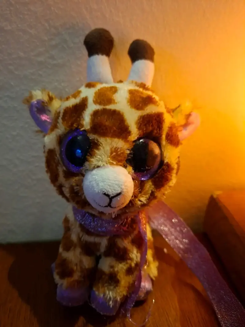 Peluche jirafa con bufanda morada - 1