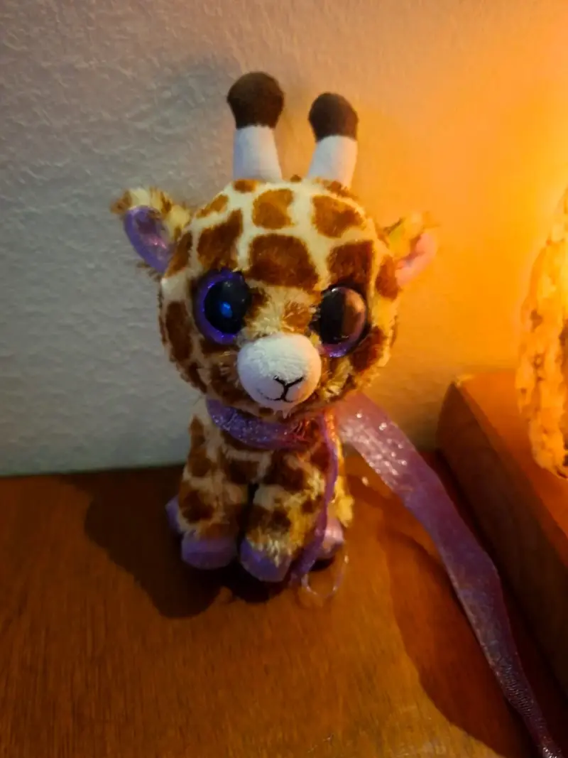Peluche jirafa con bufanda morada - 2