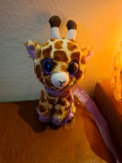 Peluche jirafa con bufanda morada - miniatura 2