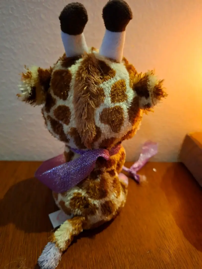 Peluche jirafa con bufanda morada - 3