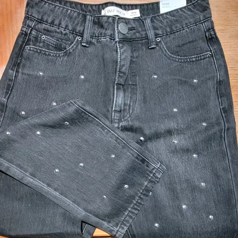 Jeans negros con perlas talla 38