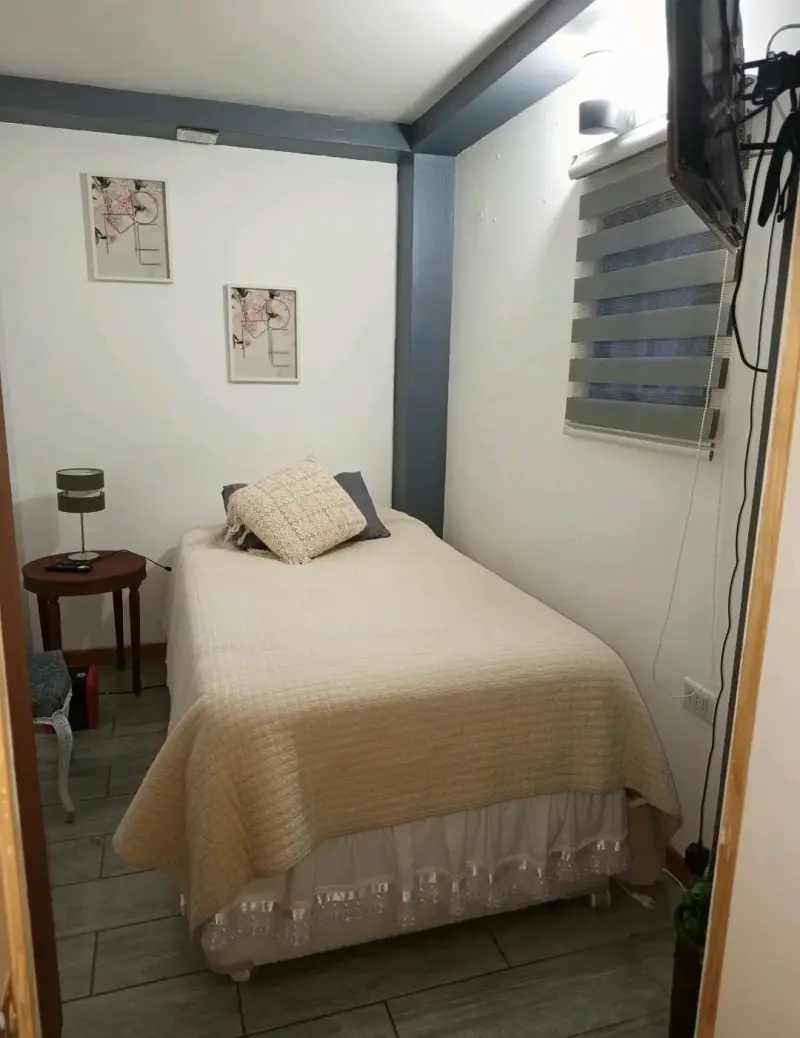 Habitación amoblada con cama individual y televisor - 1